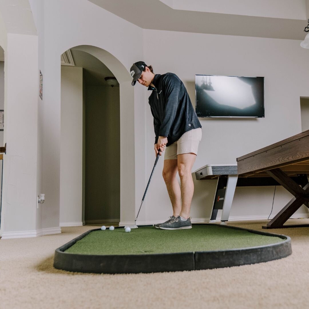 GIMME SIGPRO Putting Green lifestyle shot